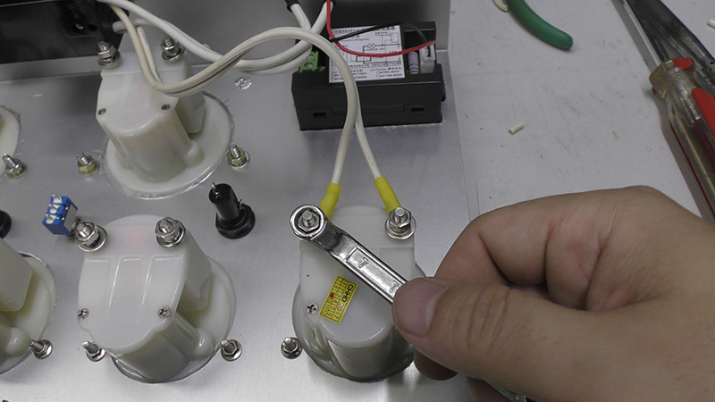 ここでは電線をメーター接続するために、圧着端子というものを使って確実に接続している
