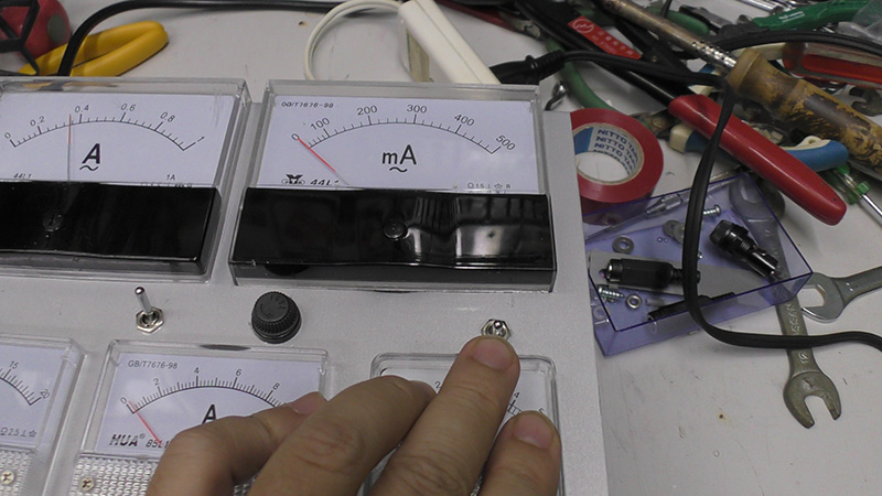左の電流計が0.4Aだったので、0.5A（500mA）まで測れるこの電流計のスイッチをONにする
