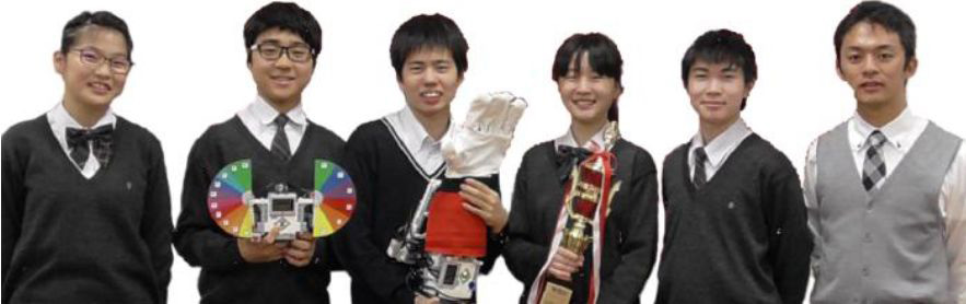 左から、帖佐（各メンバー担当役割のサポート）、櫻井（ロボット製作）、辰巳（チームリーダー、進捗管理、システム開発）、倉冨（プレゼン原稿、ポスター製作等）、南方（各メンバー担当役割のサポート）、横田コーチ