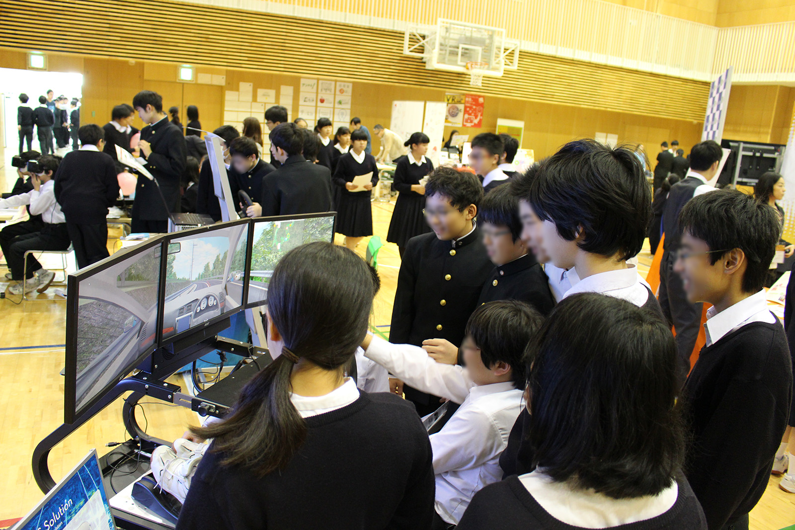 ドライブシュミレーターを体験する生徒たち