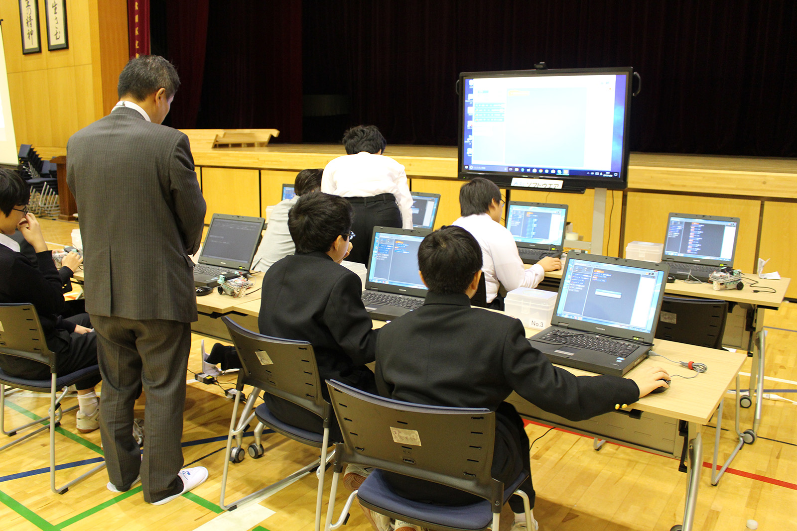 ロボットプログラミングを体験できるブースには多くの中学生が集まっていた