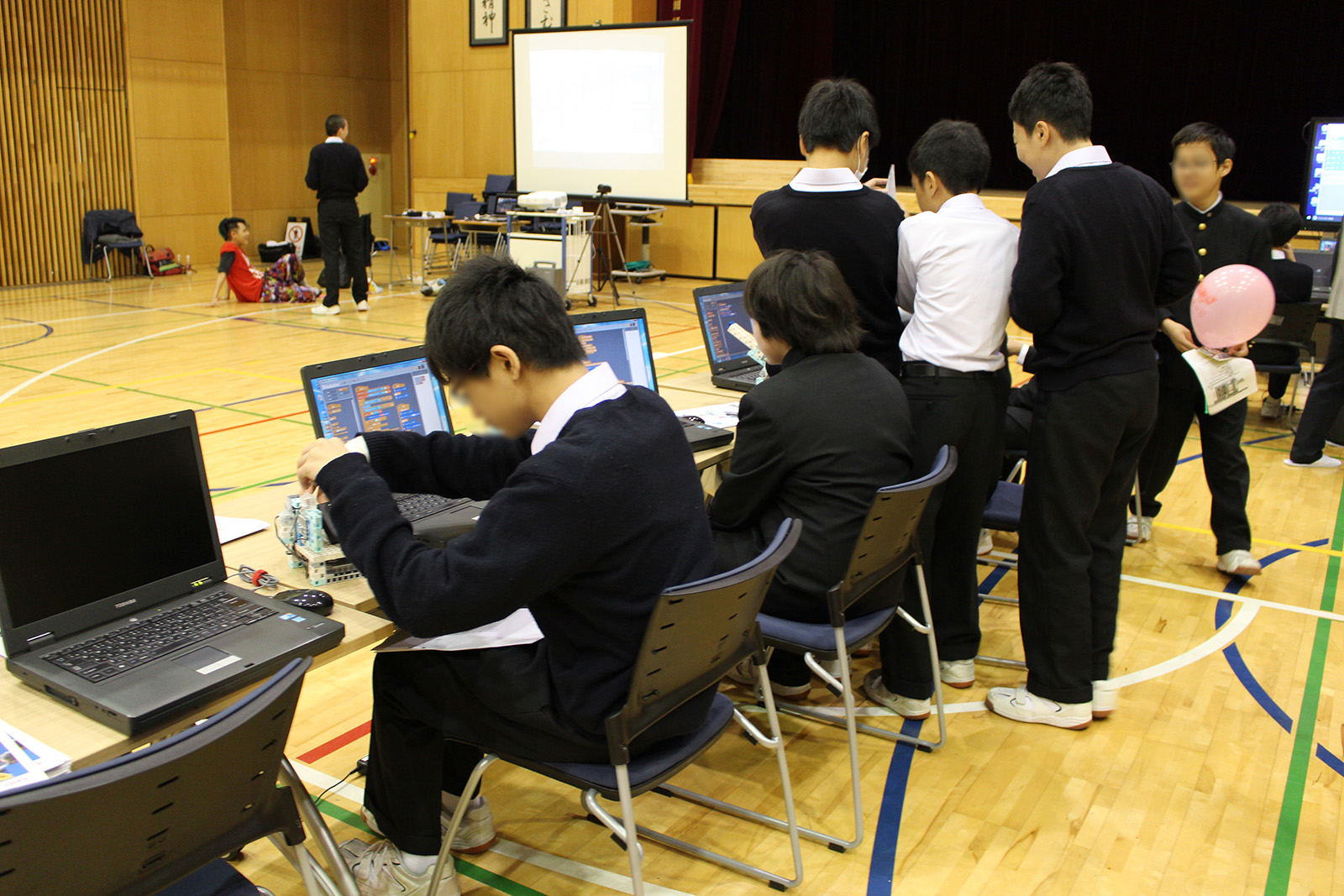 ロボットプログラミングを体験できるブースには多くの中学生が集まっていた