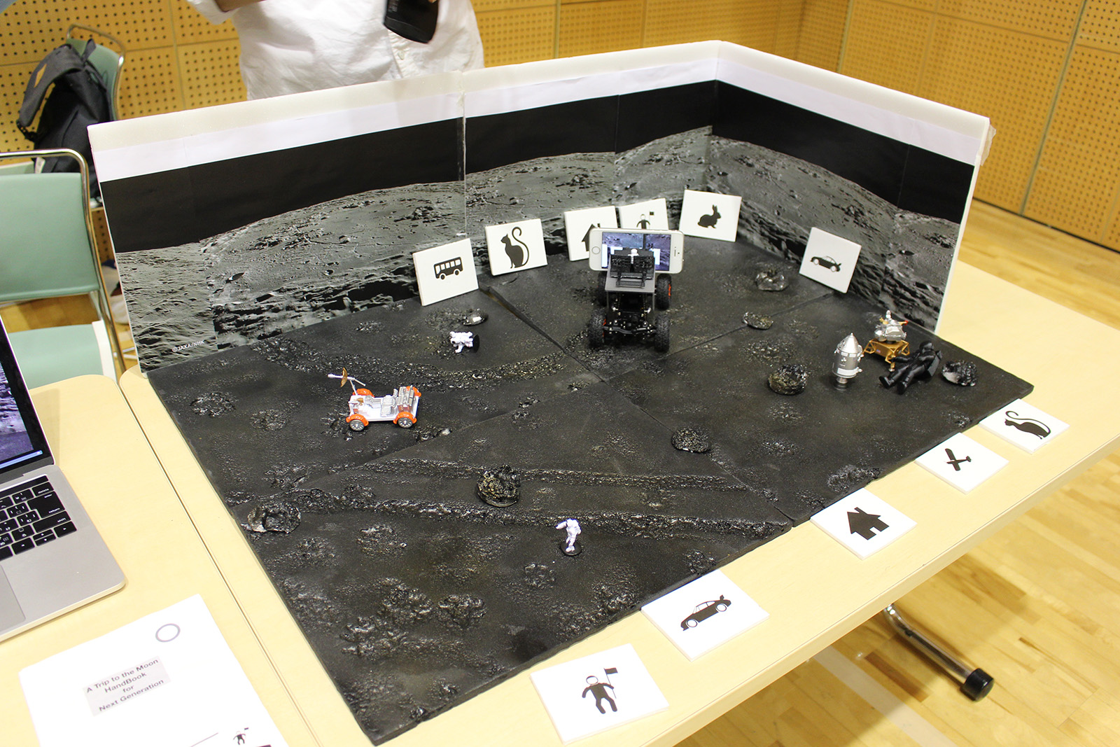 月面を探査車（ローバー）が動く