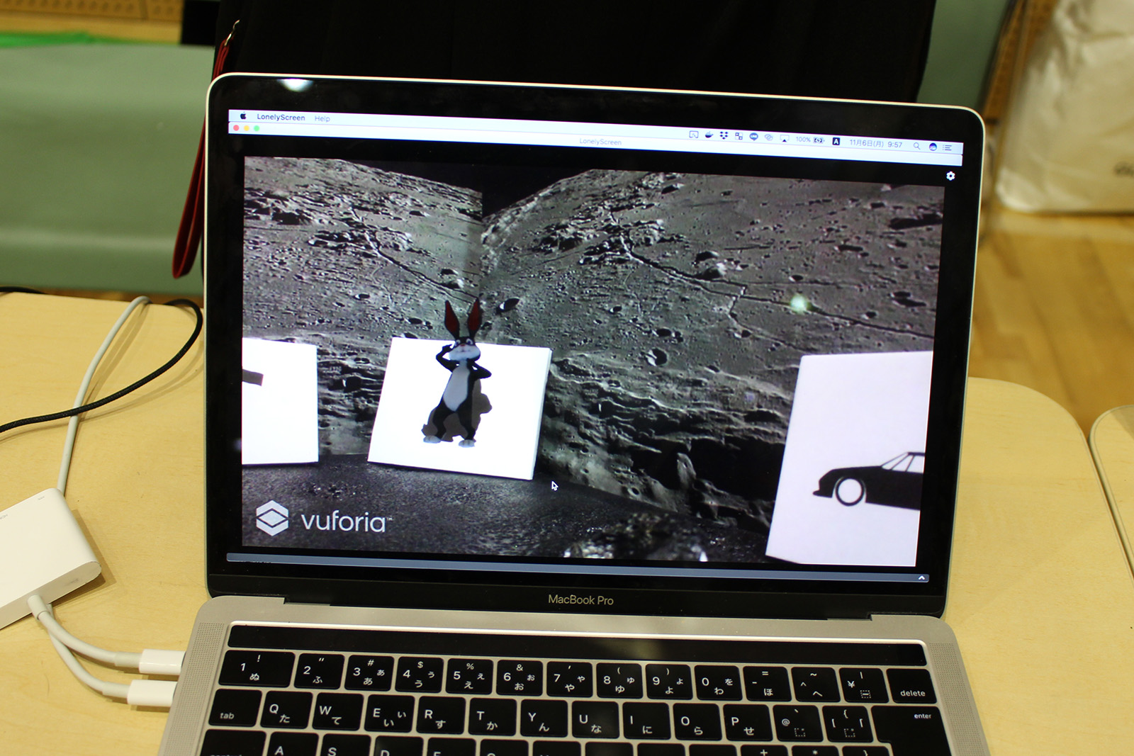 探査車のカメラがARマーカーを写すとPC上にキャラクターが浮かび上がる