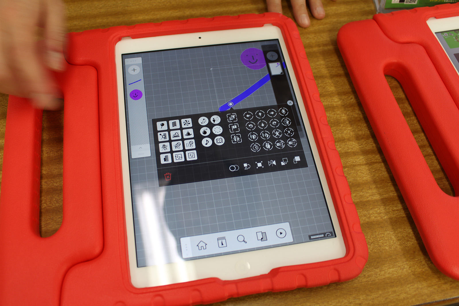 書いた絵をビジュアルプログラミングアプリでプログラムする。重力や回転、固定、画面遷移など多様な設定がわかりやすく簡単に行える