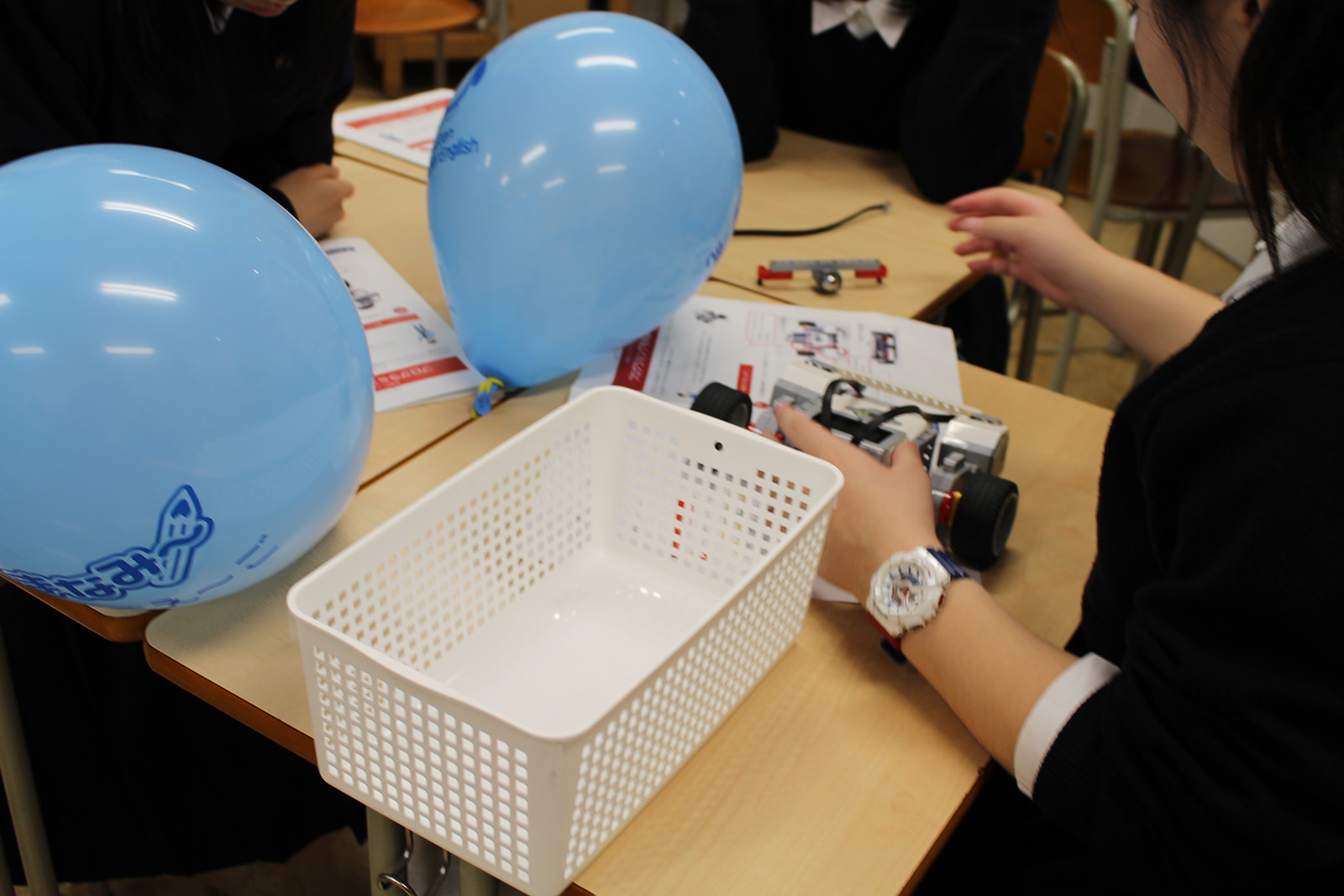 Z会のワークショップでロボットを組み立てる生徒