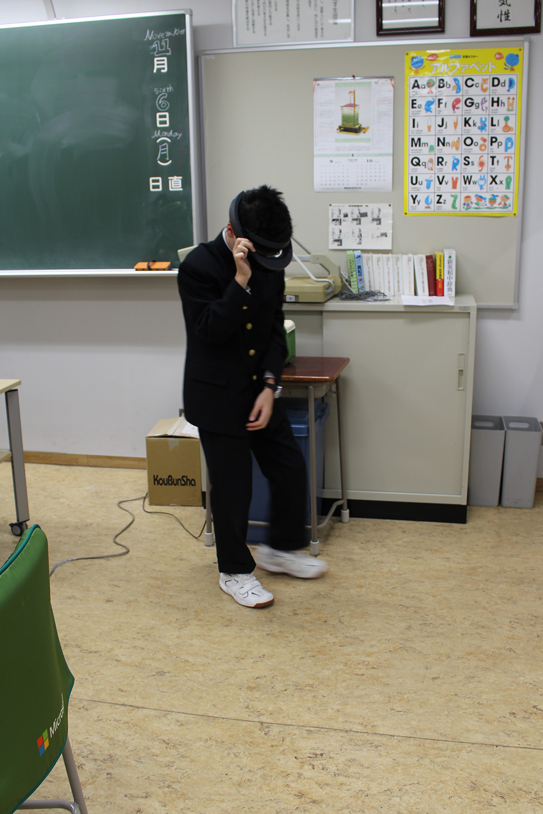 HoloLensを利用してMR体験をする生徒。床に映し出される建物を見ている