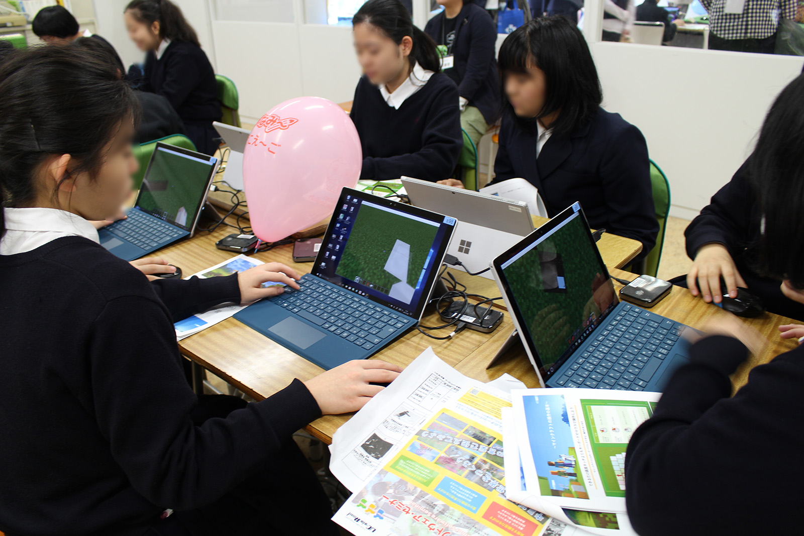 マインクラフトでプログラミングに取り組む生徒たち