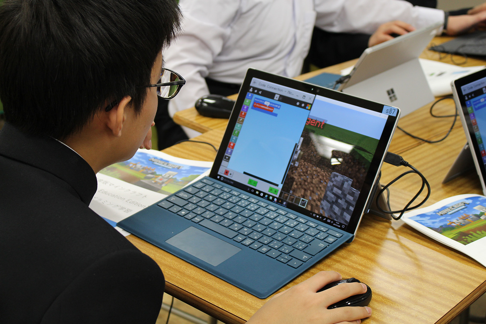 マインクラフトでプログラミングに取り組む生徒たち