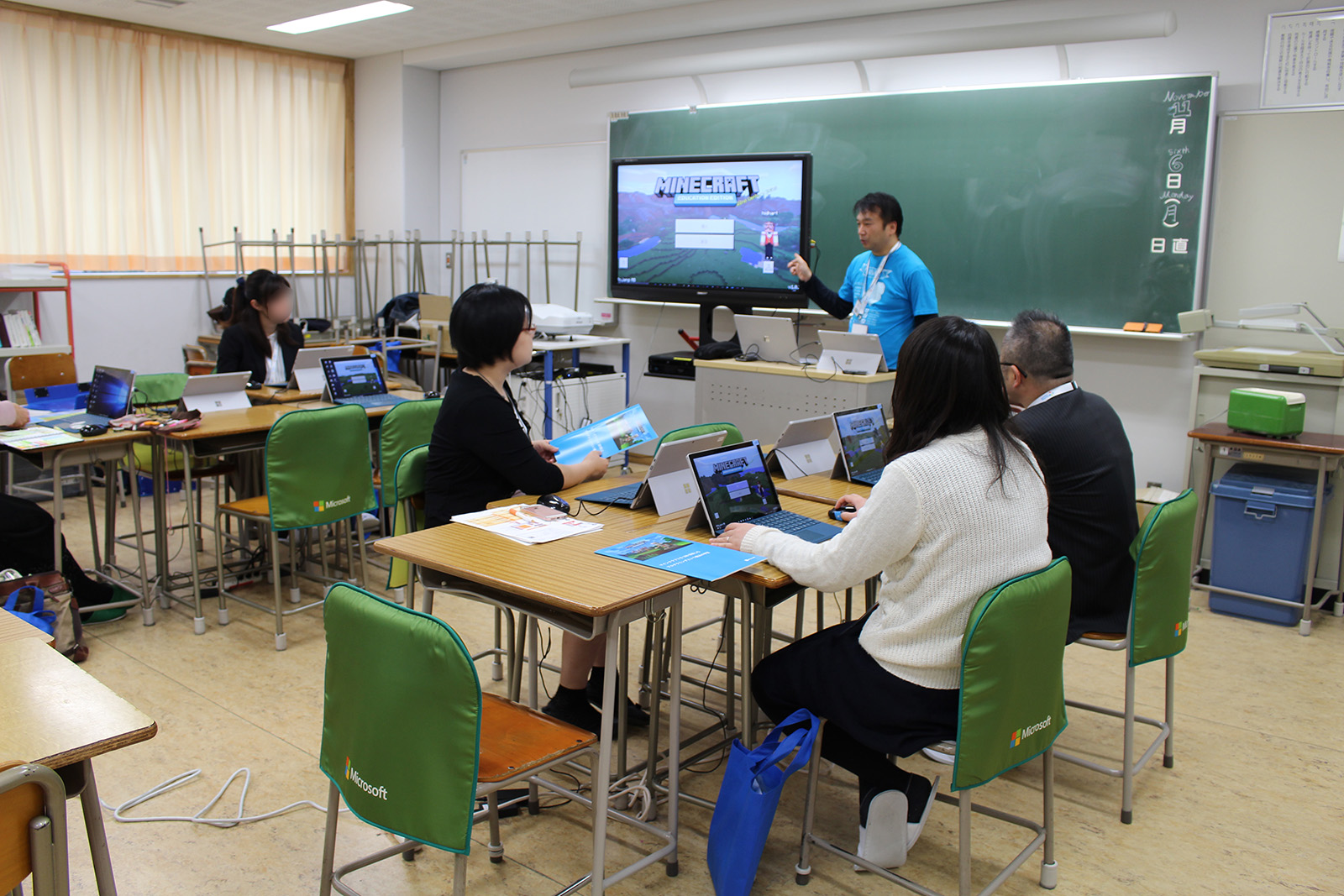 教員向けは、生徒に説明する際アドバイスも交えて行われた