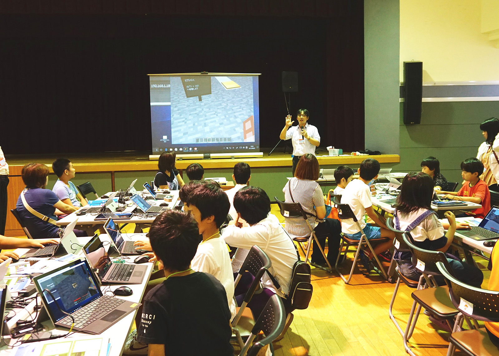 2017年9月2日、徳島県東みよし町で開催された「Minecraft:Education Edition」を活用したプログラミングのワークショップの模様