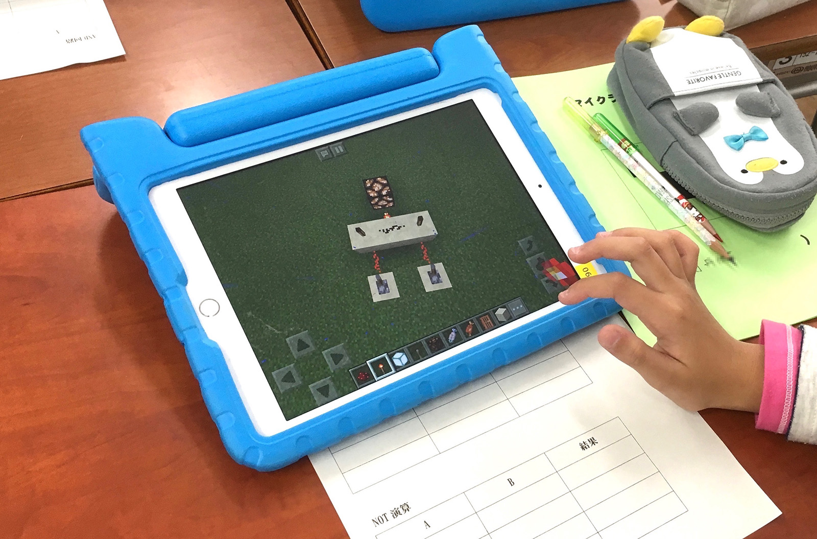 小金井市立前原小学校ではiPadアプリのマインクラフトPE（Pocket Edition）を活用し、論理回路を学ぶ授業を実施