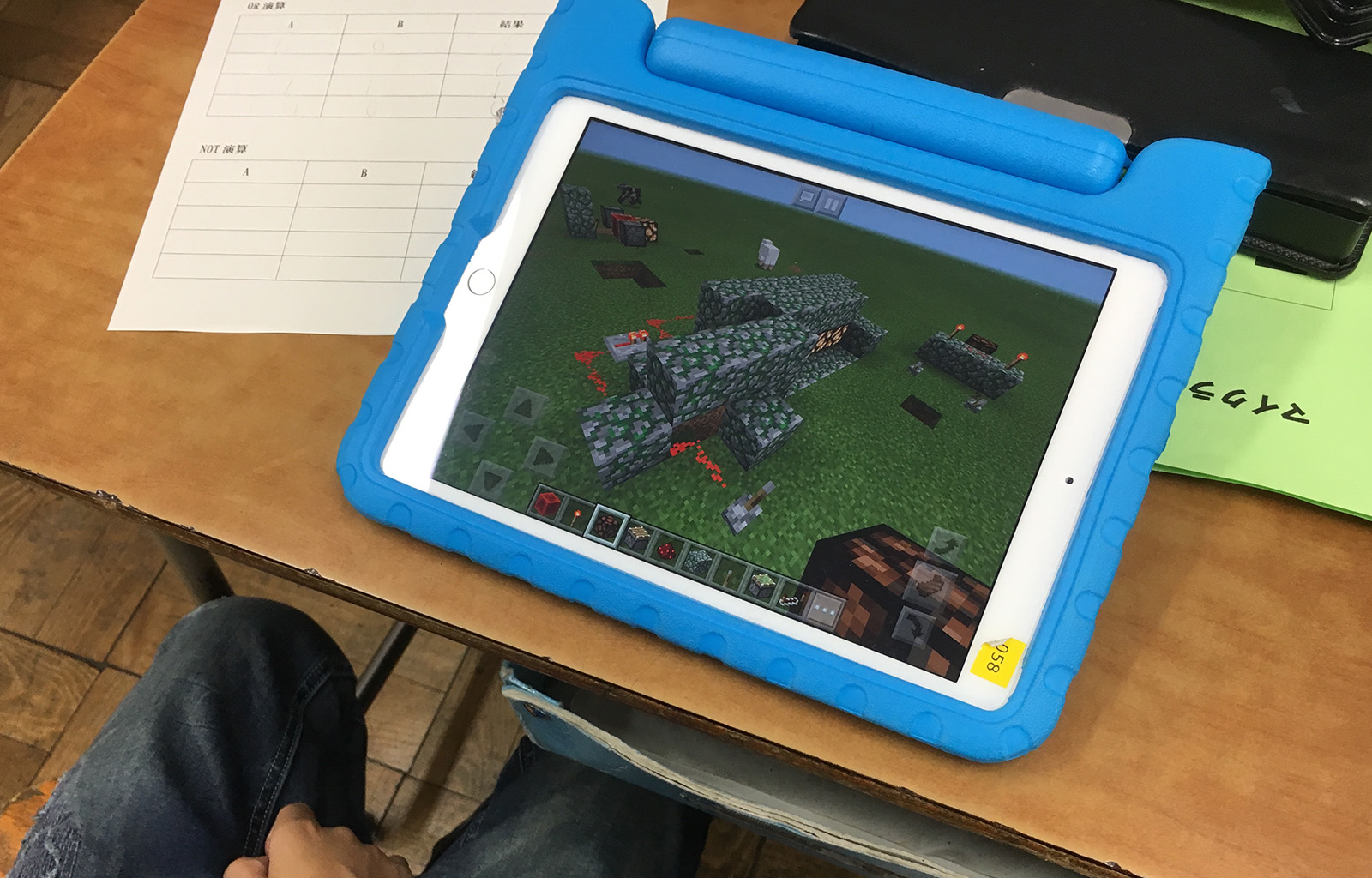 小金井市立前原小学校ではiPadアプリのマインクラフトPE（Pocket Edition）を活用し、論理回路を学ぶ授業を実施