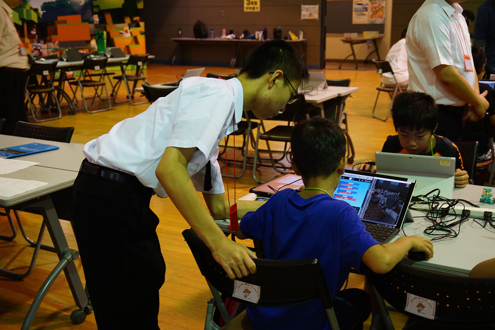 プログラミングが得意な中学生もメンターとして参加。「答えを言わないように気をつけながら教えた」とファシリテーターとしての心構えも見事