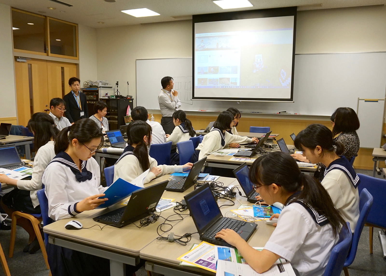 教育関係者らを対象にしたマインクラフト研修会「マイクラナイトfor Teachers」の1日目の様子。場所は大妻女子中学高等学校