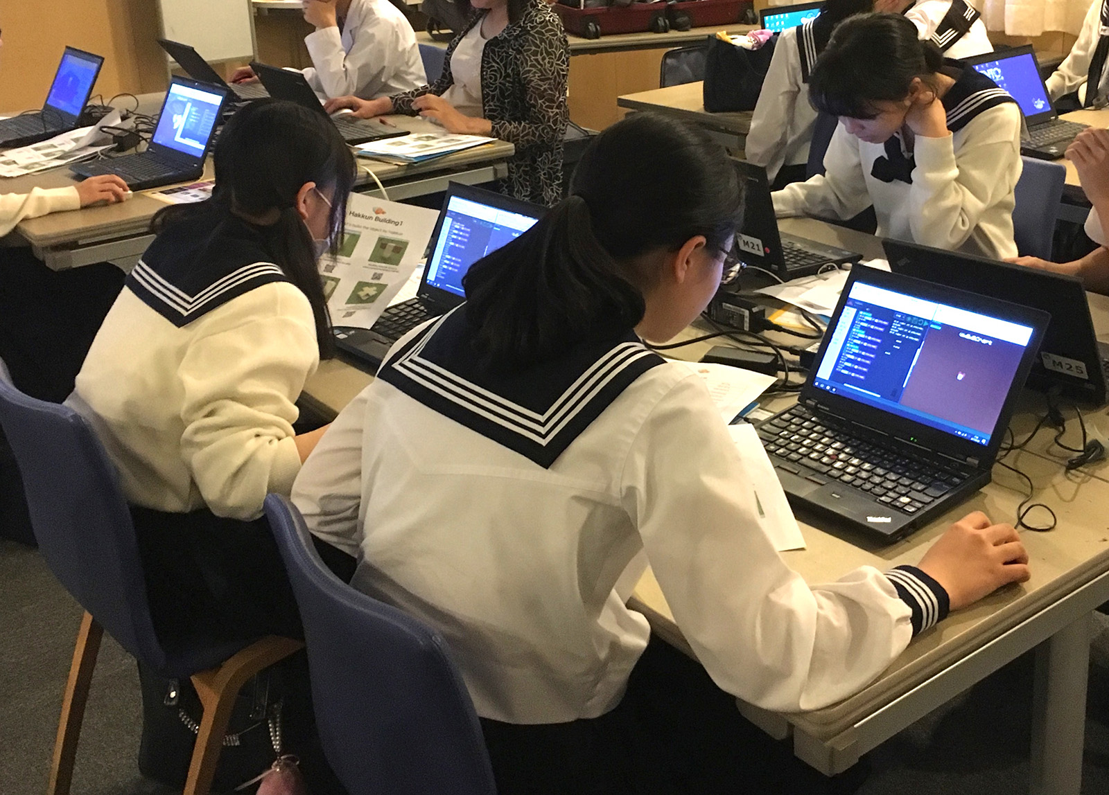 教育関係者らを対象にしたマインクラフト研修会「マイクラナイトfor Teachers」の1日目の様子。場所は大妻女子中学高等学校