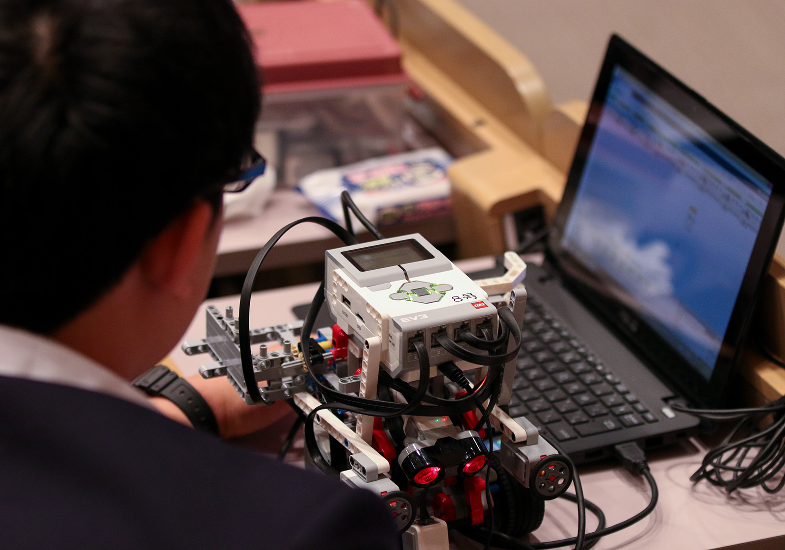 競技に向けてプログラミングの調整中の参加者