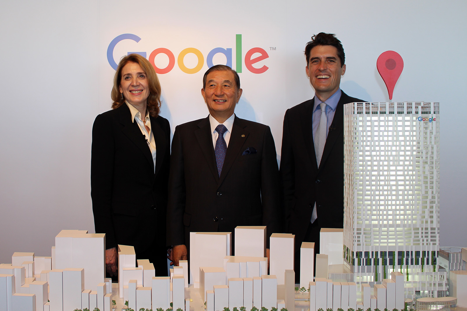 （左から）ルース・ポラット氏、東急グループ代表 東京急行電鉄 取締役社長 野本弘文氏、グーグル合同会社 代表 ピーター・フィッツジェラルド氏