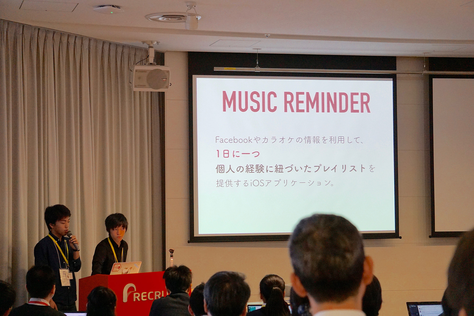 iOSアプリ『MUSIC REMINDER』を発表した高校2年の佐々木雅斗さんはプログラミング歴3年、周藤光太郎はプログラミング歴5年の経歴