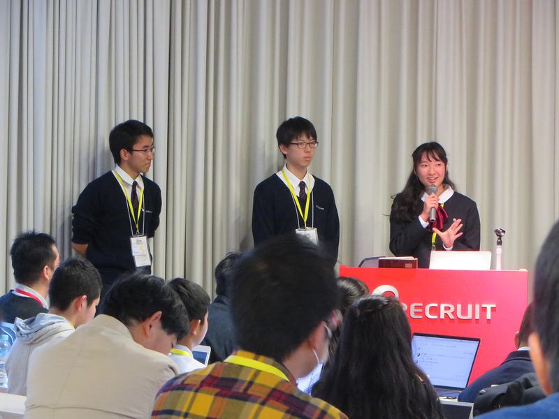 学校現場における情報共有やスケジューリングを支援するウェブアプリ「PAPA（Personal Assistance Parental Application）」を発表した高校生チーム（田中祐太朗さん、中原楊さん、中川茉奈美さん）。3人はプログラミングをやった経験がほとんどなかったという