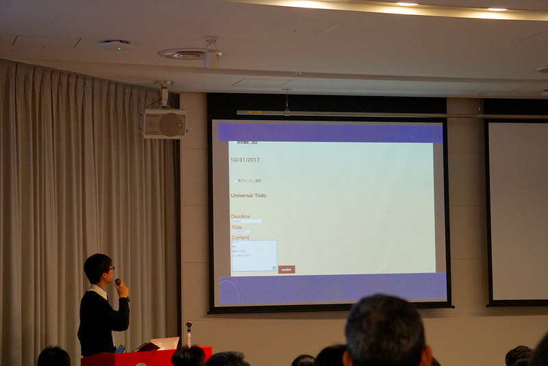 学校現場における情報共有やスケジューリングを支援するウェブアプリ「PAPA（Personal Assistance Parental Application）」を発表した高校生チーム（田中祐太朗さん、中原楊さん、中川茉奈美さん）。3人はプログラミングをやった経験がほとんどなかったという