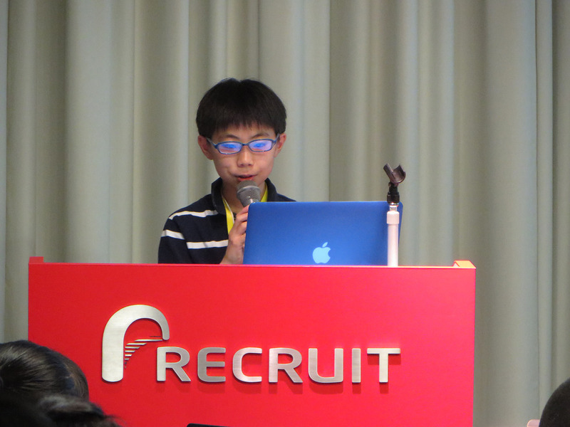 視力低下などで文字を読むのが困難な人のためのアプリ「らくらく読み読み」を開発した小学生の大塚嶺さん。拡大機能、ユニバーサルデザインフォントの使用、マーカー機能、視線追跡機能などで文字を読みやすくする工夫を加えた