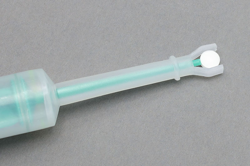 先端に錠剤を保持させて使います