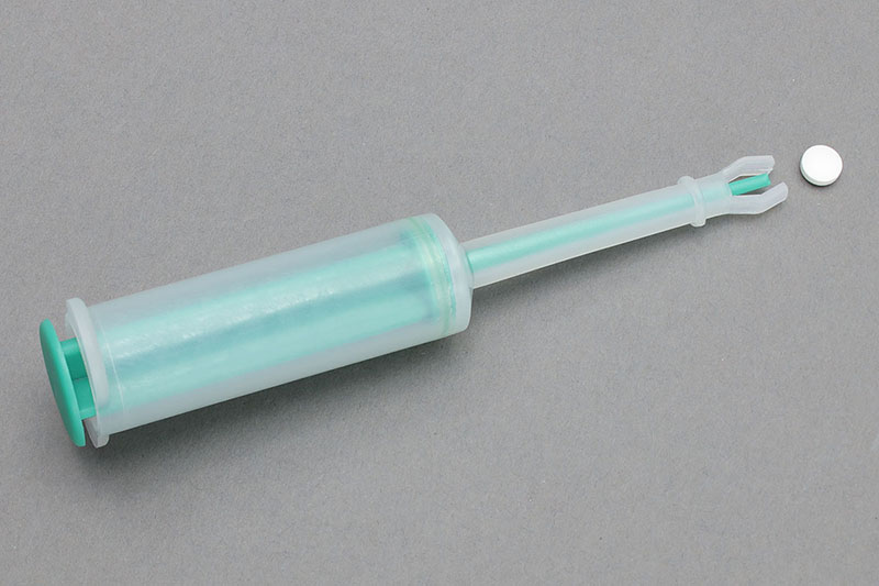 錠剤が前に押し出されます。これなら猫の口の奥のほうに、錠剤を送り込みやすそうです