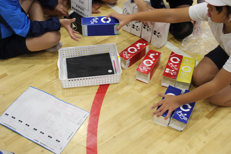 技の組み合わせをブロックで作成でき、その場で自由に組み合わせを変えられる。Scratchなどのビジュアルプログラミング言語の見た目によく似ている