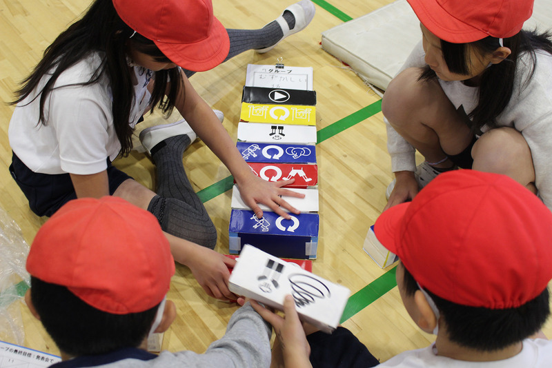 技の組み合わせをブロックで作成でき、その場で自由に組み合わせを変えられる。Scratchなどのビジュアルプログラミング言語の見た目によく似ている