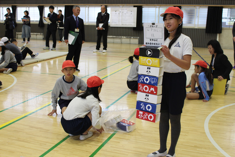 児童が同グループの他の児童に向けてブロックを示す