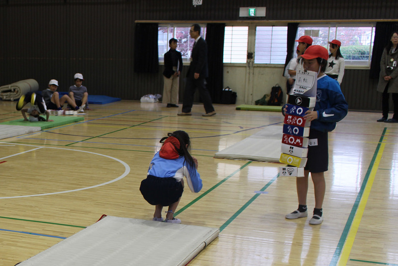 自分たちで組んだブロックを見ながら積極的に練習に取り組む児童たち