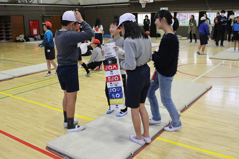 自分たちで組んだブロックを見ながら積極的に練習に取り組む児童たち