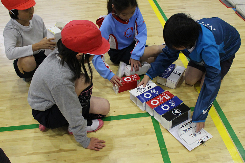 児童が話し合いながら積極的にブロックを組み替える。技と技のつなぎ目などで「ここにジャンプを入れたらどう？」など活発に意見が出ていた