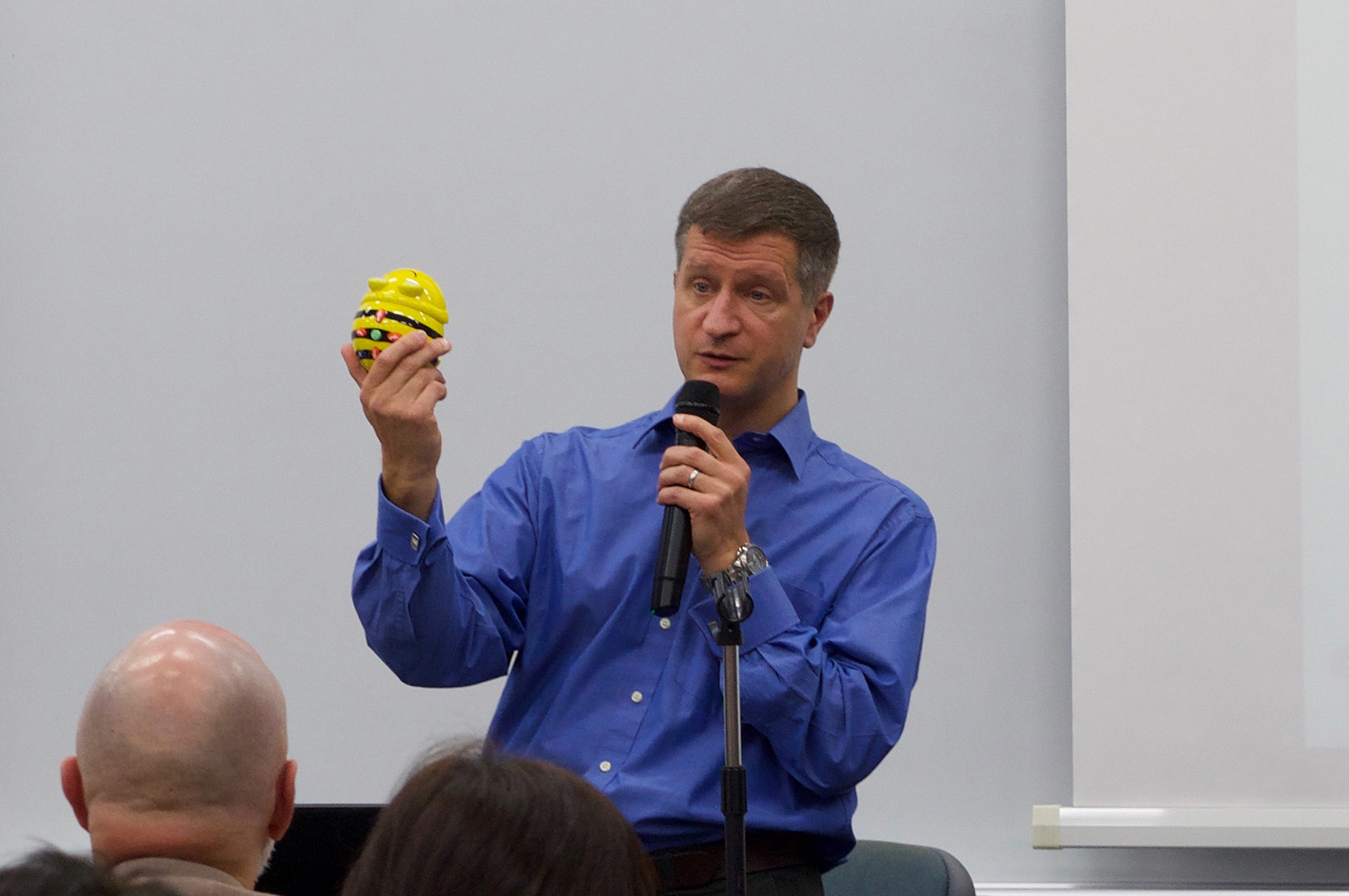 Bee-Botを手にするアンドリュー氏。様々な自社製品のデモも行った