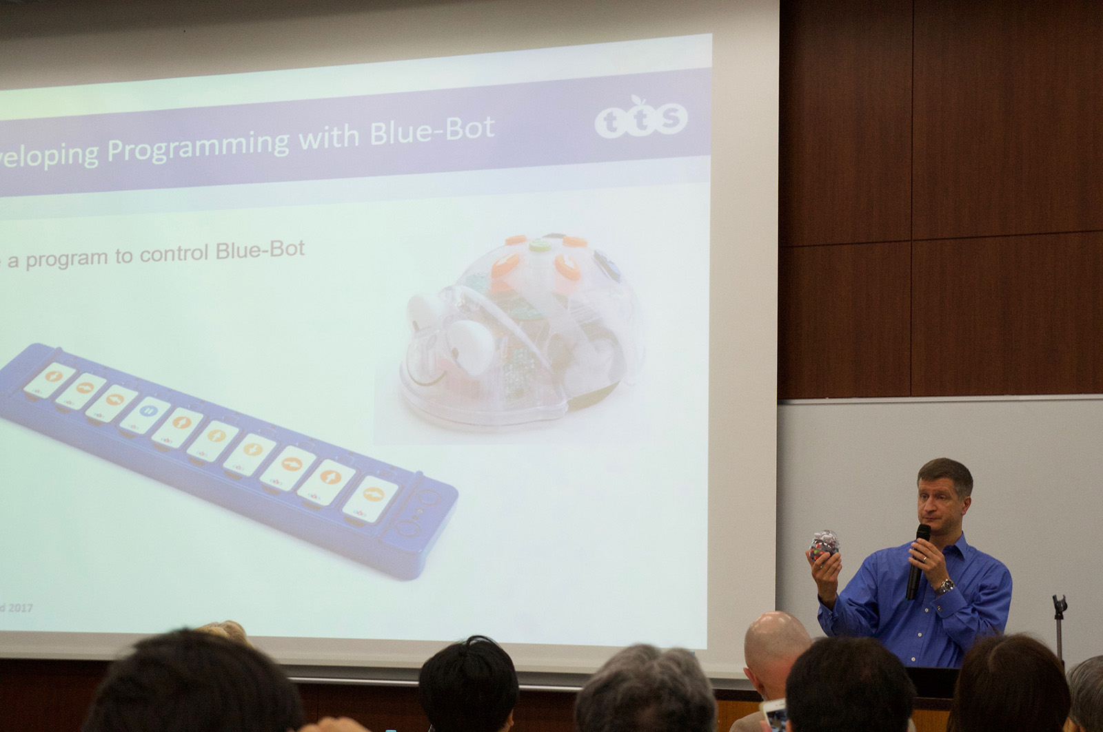 同じシリーズのBlue-Botは、単体でも使用できるが、Bluetoothで専用のプログラミング用ボードやタブレットと接続し、ロボット外からプログラミングすることができる