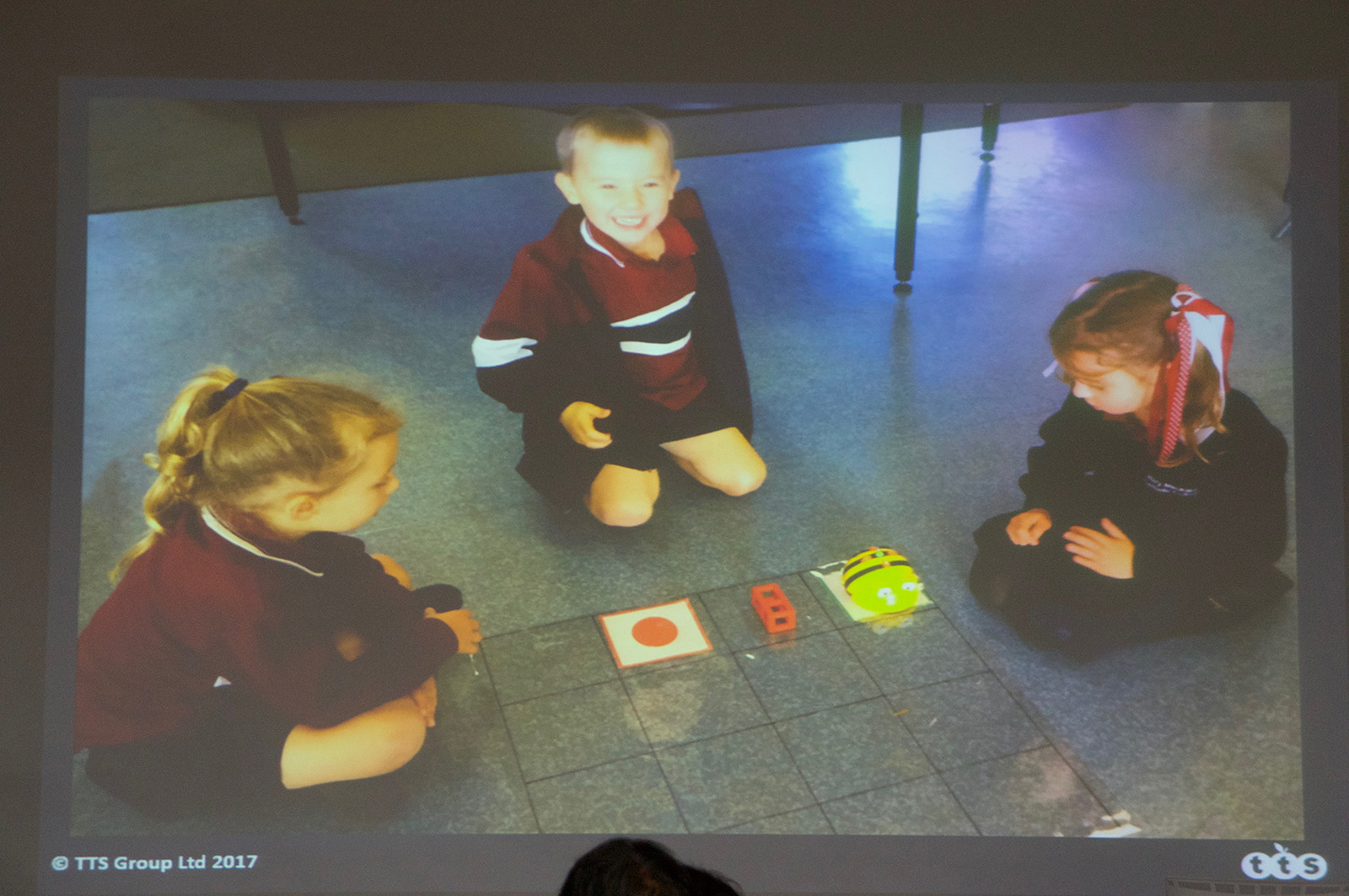 Bee-Botを使ったテクノロジーを使ったやり方と、テクノロジーを使わないやり方のどちらでも同じ学習ができる