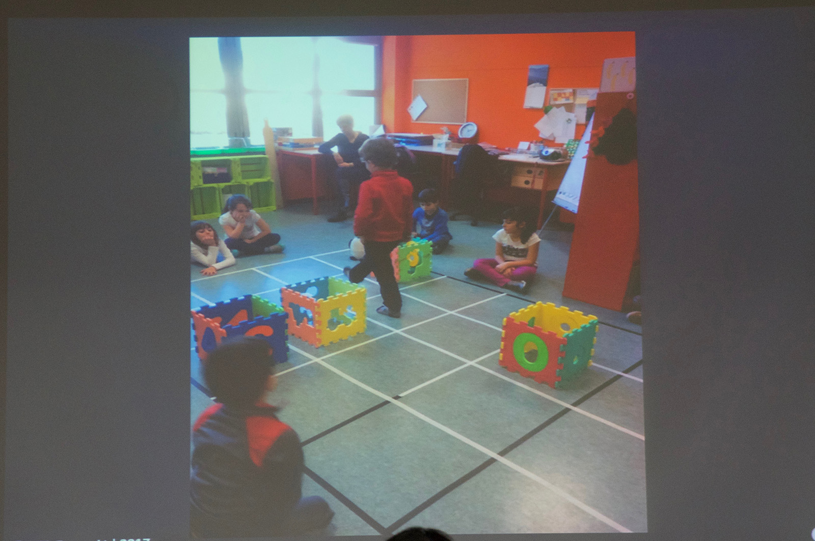 Bee-Botを使ったテクノロジーを使ったやり方と、テクノロジーを使わないやり方のどちらでも同じ学習ができる