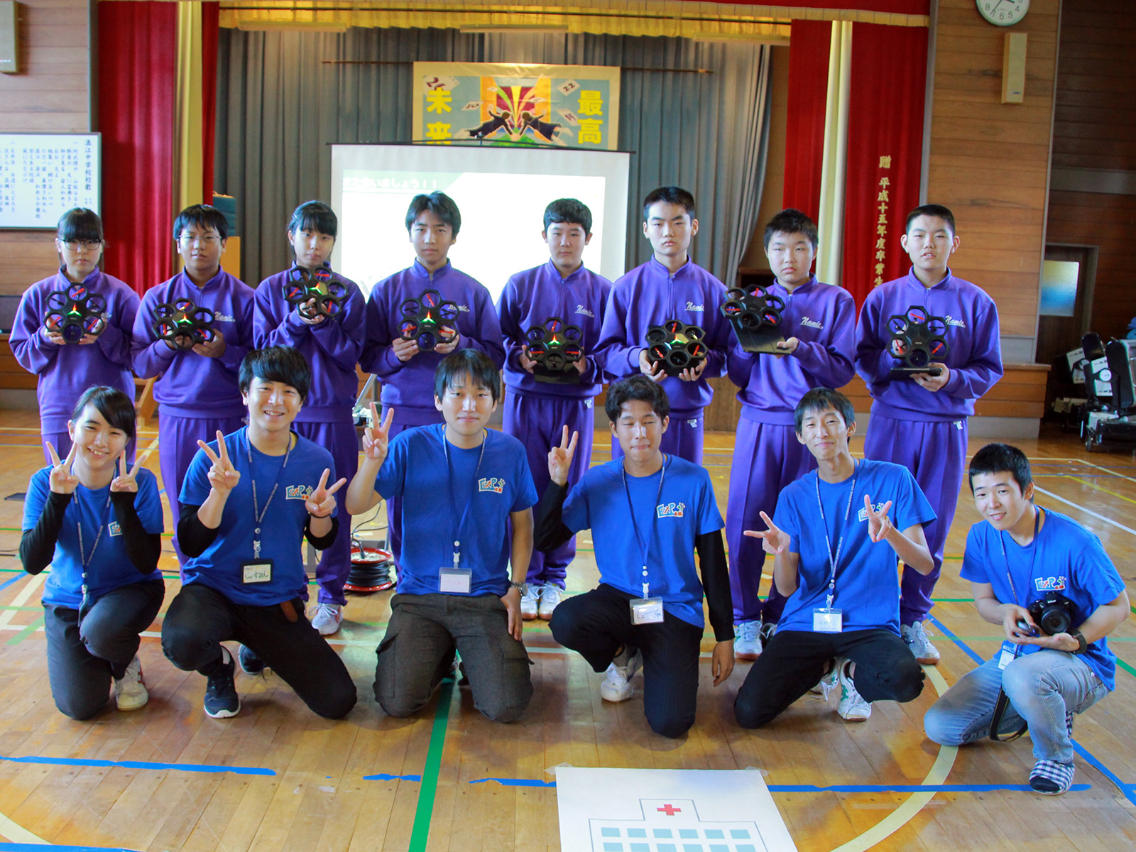 ドローンプログラミング教室に参加した浪江中学校の生徒とEXP.のメンバー
