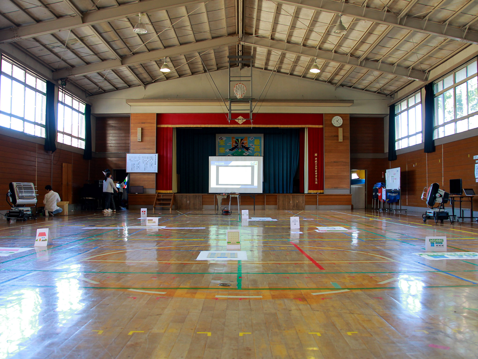 体育館は天井も高く、風の影響も受けないドローンにはうってつけの環境