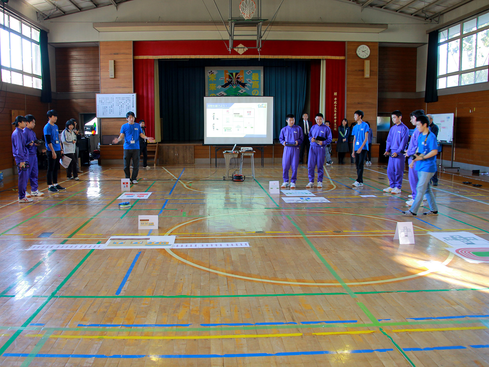 床に設置された駅や学校はそういうことか、と合点がいく生徒たち