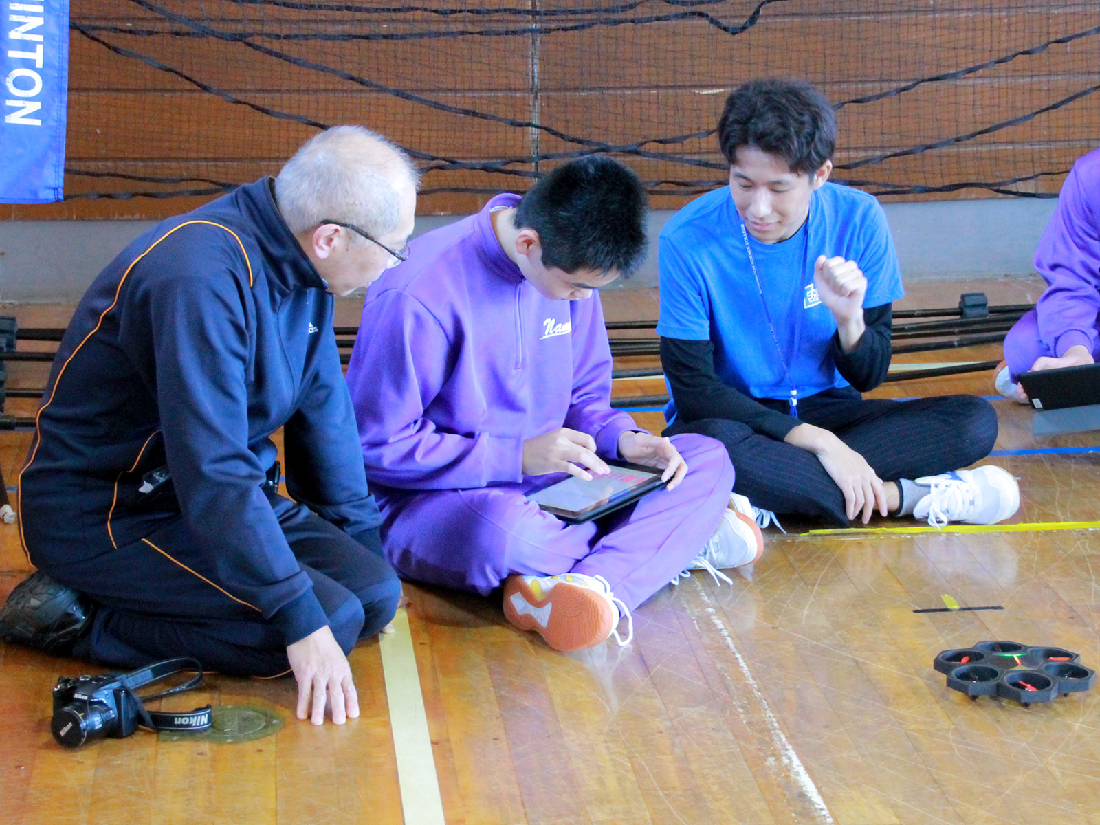 先生方も生徒と一緒に考えるシーンも