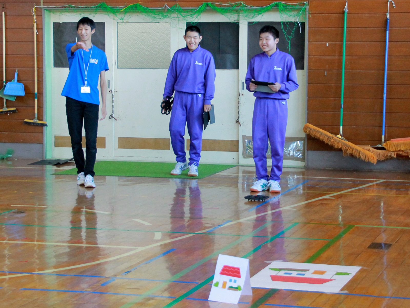 各班での成果発表、思い思いにプログラミングしたドローンを飛ばす