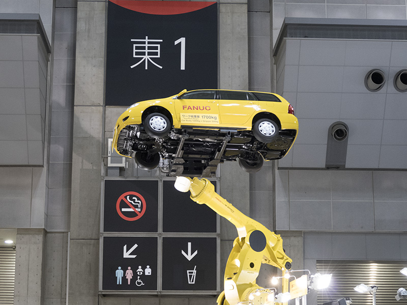 <a href="http://www.fanuc.co.jp/ja/product/robot/f_r_large.html" class="n" target="_blank">ファナックの超大ロボット「M-2000iA/1700L」</a>。完成車体を搬送する動画は下記で