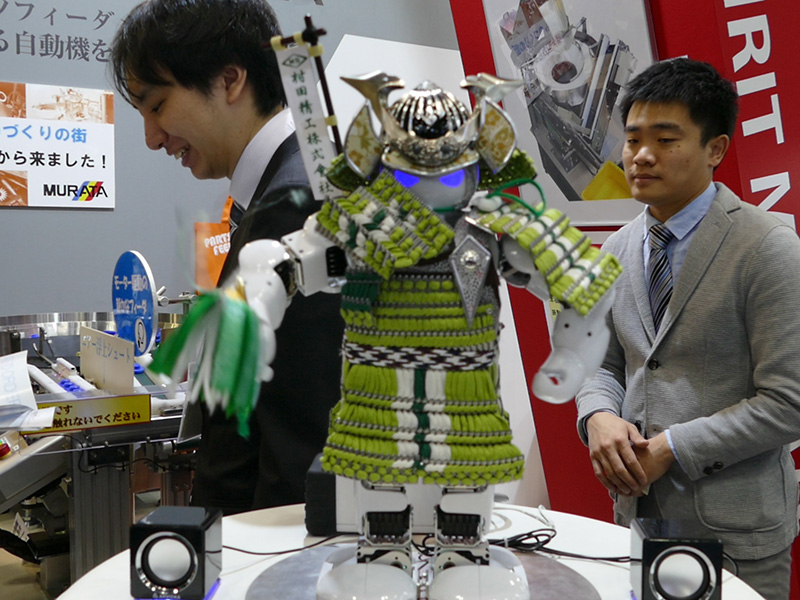 ものづくりの街・東大阪の村田精工ブースに展示されていた武将（!?）ロボット。動画は下記で