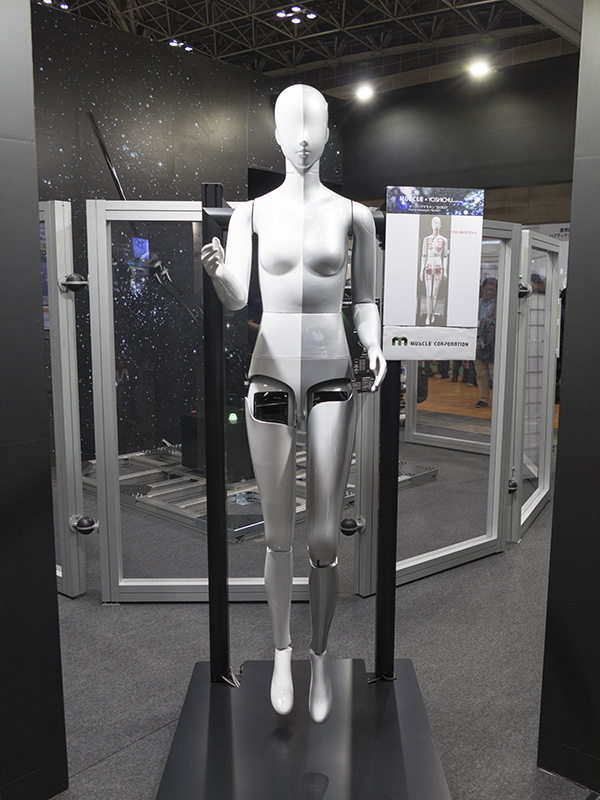 ロボット・医療用機器等の制御システムを開発する、マッスルのヒューマノイドロボット「ポージングマネキン“QLOGO”」。しなやかでリアリティのある動きは、下記の動画で