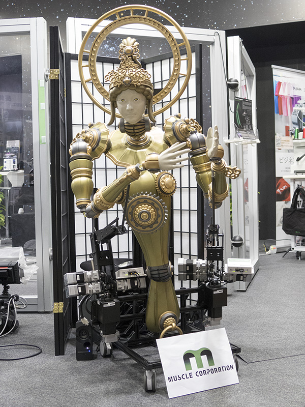 同じくマッスルの仏像ロボット。日本の伝統文化とロボットを融合しています。どんな感じで動くのかは、下記の動画で