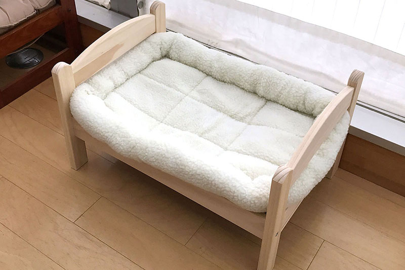 これが人形用だけど猫にぴったりのベッド。モノは<a href="http://www.ikea.com/jp/ja/catalog/products/20167838/" class="n" target="_blank">IKEAの「人形用ベッド」</a>です。IKEA通販価格は2499円（税込）