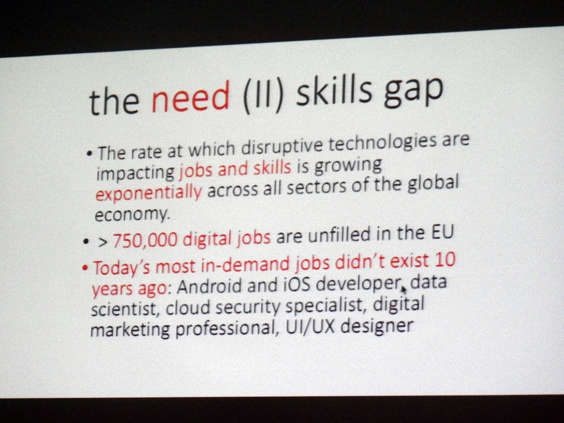 Juan Jose Guemes氏は、「EdTechは教育を救うのか？　ヨーロッパの視点から」と題した講演を行った。iOSやAndroidの開発者、データサイエンティスト、クラウドセキュリティスペシャリストなど、今日、最も重要の多い仕事は10年前には存在していないことを指摘し、その仕事とスキルのギャップを解決するためにVRやロボットの活用が重要になると語った