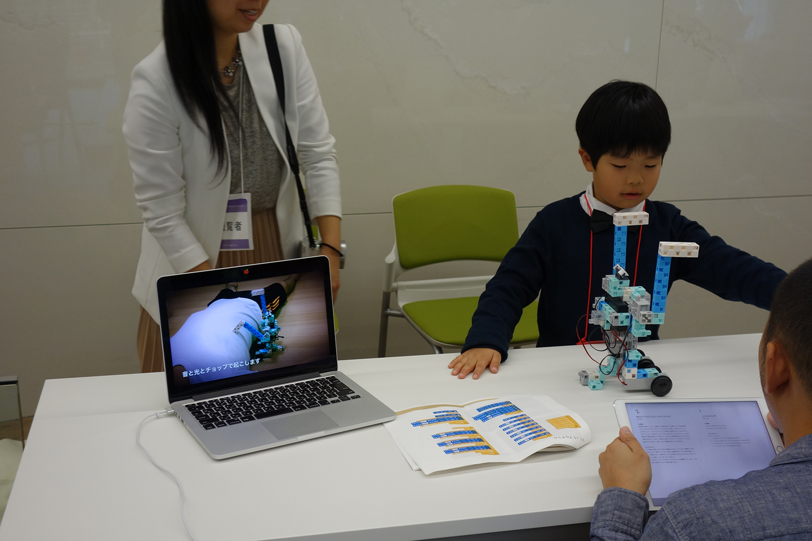 実際に自分の作品を動かしてデモンストレーション。腕を動かす動作がコミカルで面白かった。長い腕をモーターで動かしても反動でロボットが倒れない工夫をしているのも見て取れる